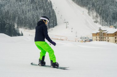 Kayak merkezinde kayakçı.