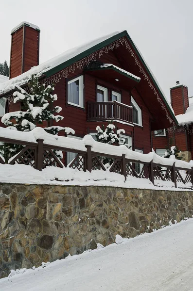 Gemütliches Holzhaus in einem verschneiten Wald — Stockfoto