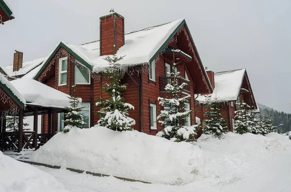 Mysiga trähus i en snöig skog — Stockfoto