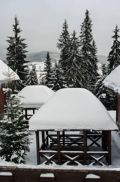 Acogedora casa de madera en un bosque nevado — Foto de Stock