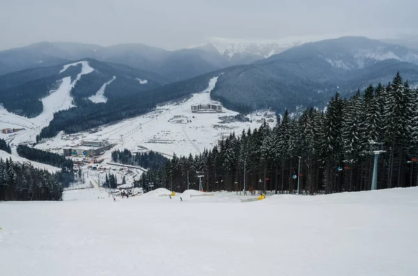 De koude aard van het skigebied — Stockfoto
