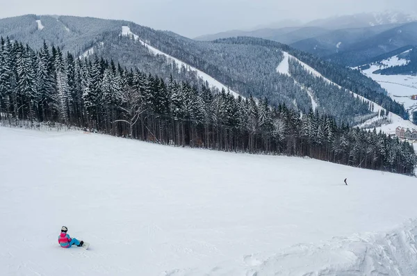 Холодна природа гірськолижного курорту — стокове фото