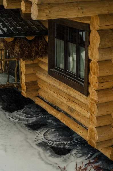 Gemütliches Holzhaus in einem verschneiten Wald — Stockfoto