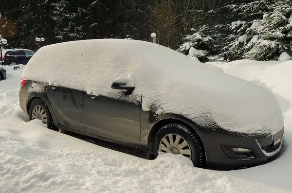 Bil täckt med snö — Stockfoto