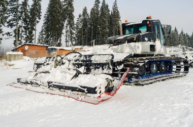 Kayak yamaçlarında kar temizleme için aygıtlar