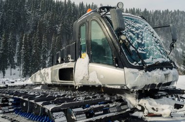 Kayak yamaçlarında kar temizleme için aygıtlar