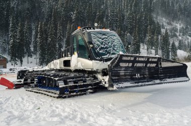 Kayak yamaçlarında kar temizleme için aygıtlar