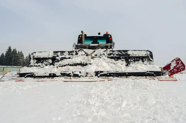 Машина для прибирання снігу на лижних схилах — стокове фото