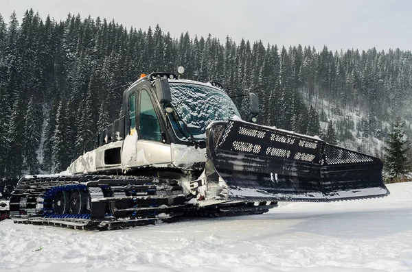 Машина для прибирання снігу на лижних схилах — стокове фото