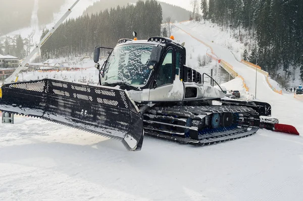 Машина для очистки снега на лыжных трассах — стоковое фото