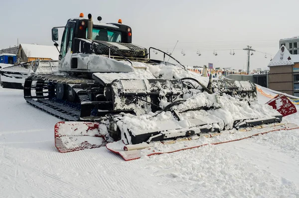 Машина для очистки снега на лыжных трассах Стоковое Изображение