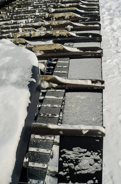 Maskin för rengöring snö på skidbackarna Stockfoto