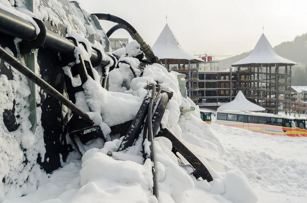 Maskin för rengöring snö på skidbackarna Royaltyfria Stockfoton