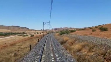 Kırsal bir bölgede demiryolu rayları