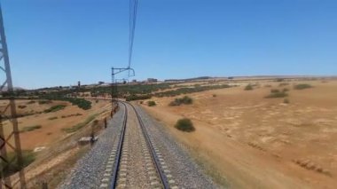 Kırsal bir bölgede demiryolu rayları