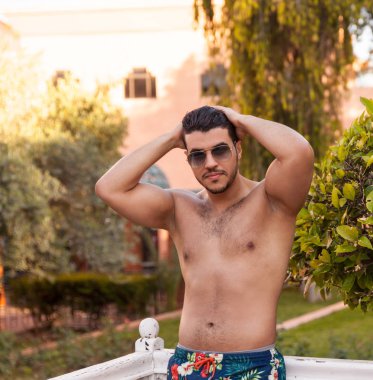 Yakışıklı Tişörtsüz Adam