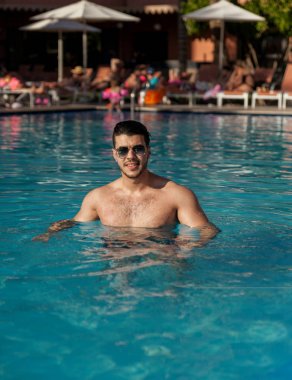 yakışıklı adam havuzda