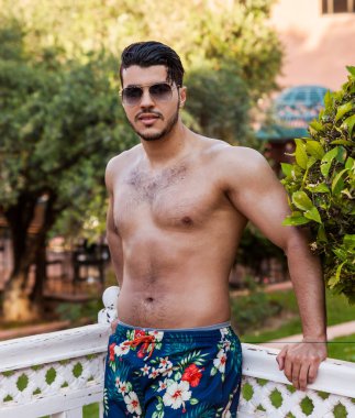 Yakışıklı Tişörtsüz Adam