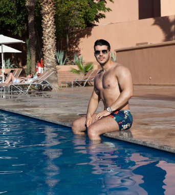yakışıklı adam havuzda