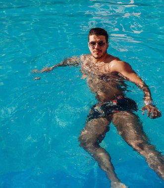 yakışıklı adam havuzda