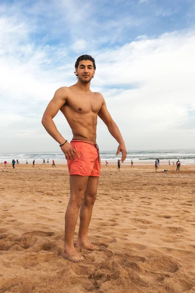 Yakışıklı Tişörtsüz Adam