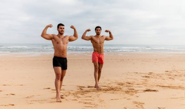 İki yakışıklı gömleksiz erkekler