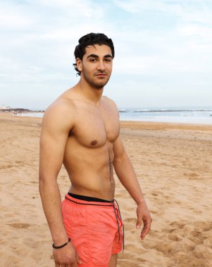 Yakışıklı Tişörtsüz Adam