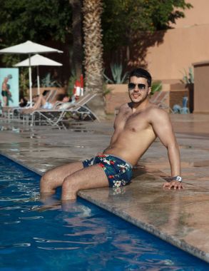yakışıklı adam havuzda