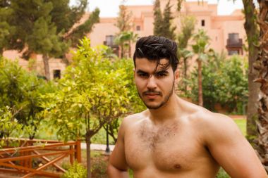 Yakışıklı Tişörtsüz Adam