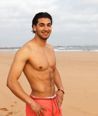 Yakışıklı Tişörtsüz Adam