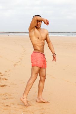 Yakışıklı Tişörtsüz Adam