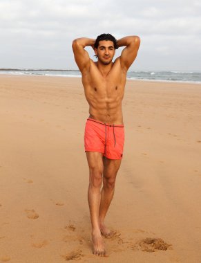 Yakışıklı Tişörtsüz Adam