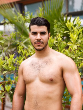 Yakışıklı Tişörtsüz Adam