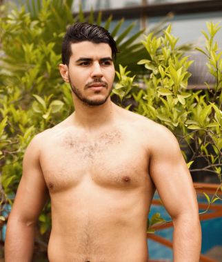 Yakışıklı Tişörtsüz Adam