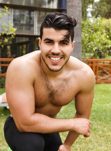 Yakışıklı Tişörtsüz Adam