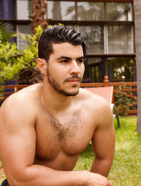 Yakışıklı Tişörtsüz Adam