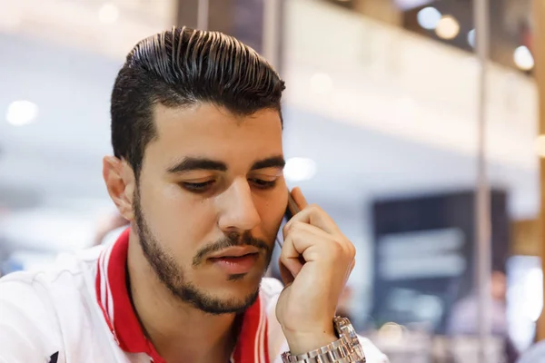 智能手机的阿拉伯英俊 — 图库照片
