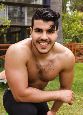 Yakışıklı Tişörtsüz Adam
