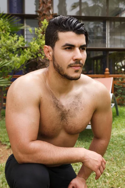 Yakışıklı Tişörtsüz Adam