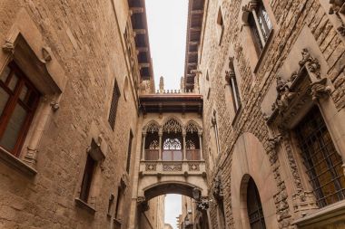 Barcelona'da binalar arasında köprü