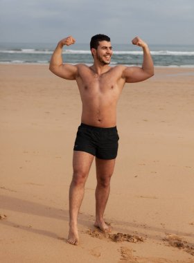 Yakışıklı Tişörtsüz Adam