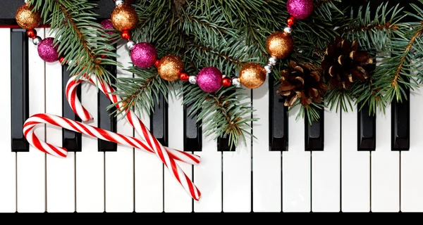 Рождественская открытка с пианино — стоковое фото