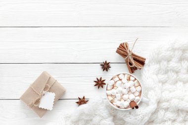 Beyaz bir masada sıcak çikolata