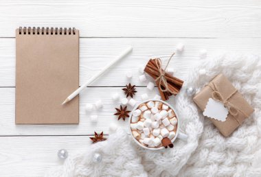 Beyaz bir masada sıcak çikolata