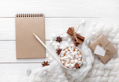 Beyaz bir masada sıcak çikolata