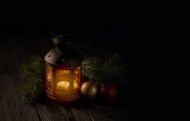 Masadaki Noel süslemesi