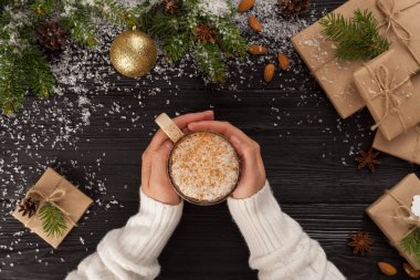 fincan kahve ve eller