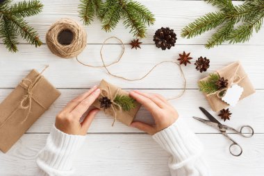 Beyaz hediye kutuları