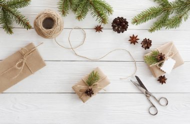 Beyaz hediye kutuları