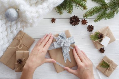 Beyaz masa üzerinde hediye kutuları